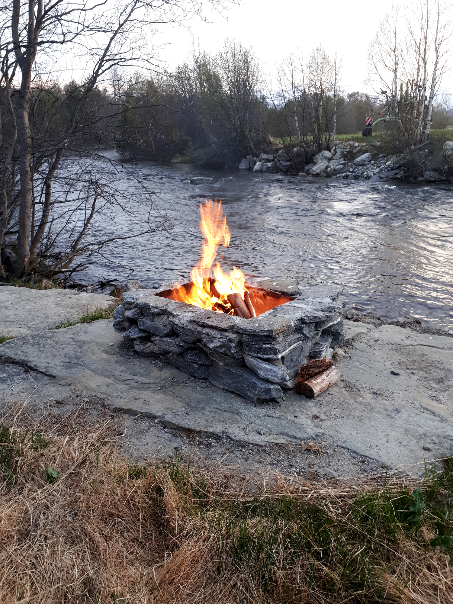 Tilrettelagt bålplass og gapahuk i gangavsatand fra hyttegrenda.