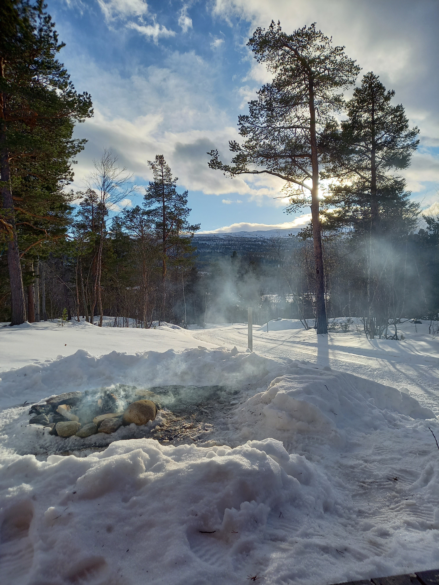 Gapahuk, lekeplass og tilrettelagt grillplass. 